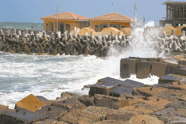 جهود كبيرة لحماية شواطئ الإسكندرية