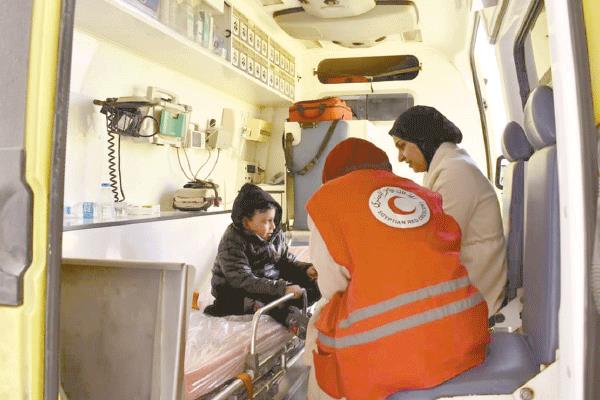 علاج طفل فلسطينى فى سيارة إسعاف بالعريش