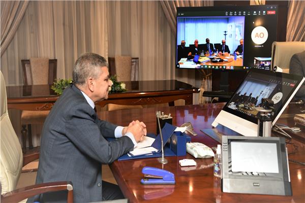 الفريق أسامة ربيع رئيس هيئة قناة السويس خلال الاجتماع عبر تقنية الفيديوكونفرانس
