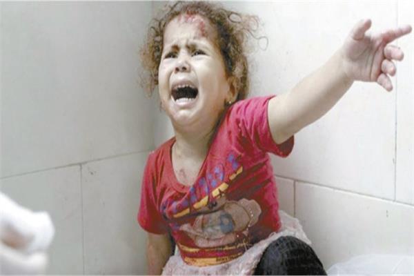 الفزع يبدو على طفلة فلسطينية تتلقى العلاج بعد إصابتها جراء القصف