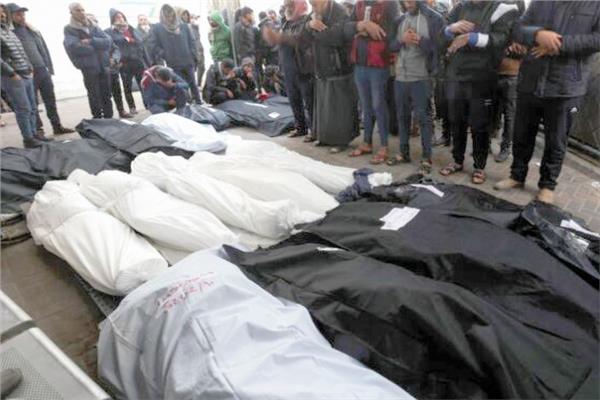 مشيعون يصلون بجوار جثامين فلسطينيين استشهدوا خلال غارات إسرائيلية