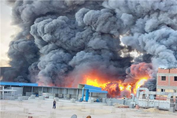 حريق مصنع المكرونه بالعاشر من رمضان 