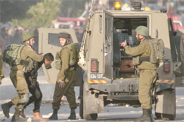 قوات الاحتلال تعتقل مواطنًا فلسطينيًا بالضفة الغربية