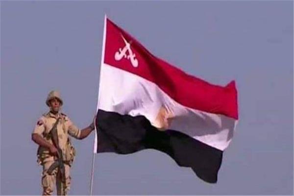 جندي مصري يرفع علم مصر