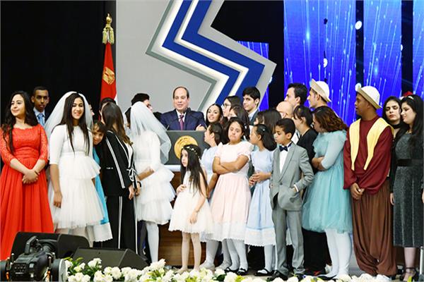 ملائكة الأرض مع الرئيس عبدالفتاح السيسي في حفل «قادرون باختلاف» العام الماضي