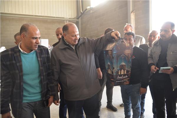 اللواء عصام سعد محافظ أسيوط خلال جولة داخل المصنع