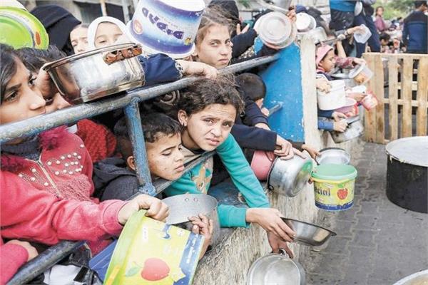 طوابير الجوعى من الفلسطينيين بانتظار بضع لقيمات منقذة من الموت جوعا