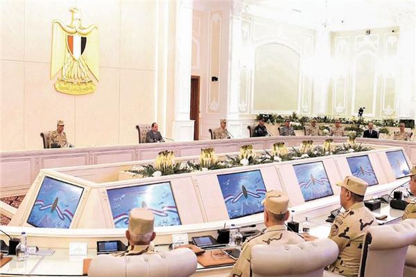 الرئيس عبدالفتاح السيسى خلال اجتماعه مع وزير الدفاع وقادة  القوات المسلحة