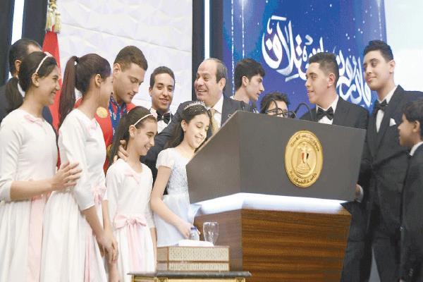 الرئيس عبدالفتاح السيسى يتوسط مجموعة من «قادرون باختلاف»