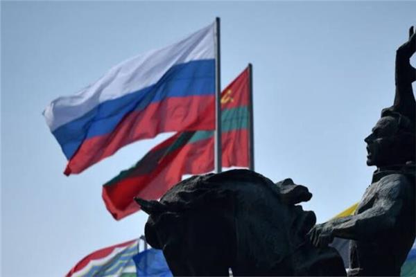 العلم الروسي مع علم منطقة ترانسدنيستريا