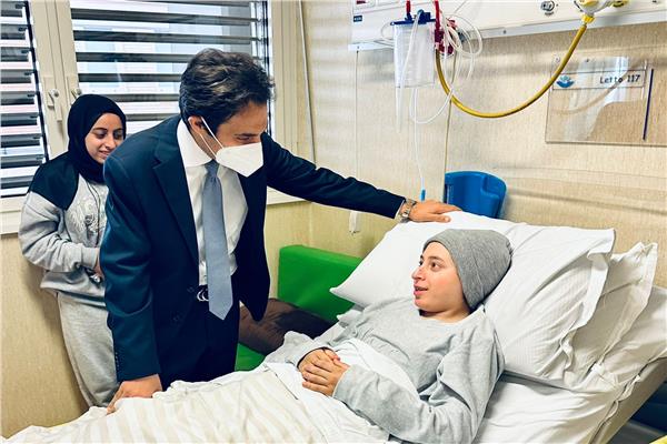 السفير بسام راضي خلال زيارة الأطفال المرضى