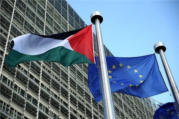 أعلام الاتحاد الاوروبي وفلسطين