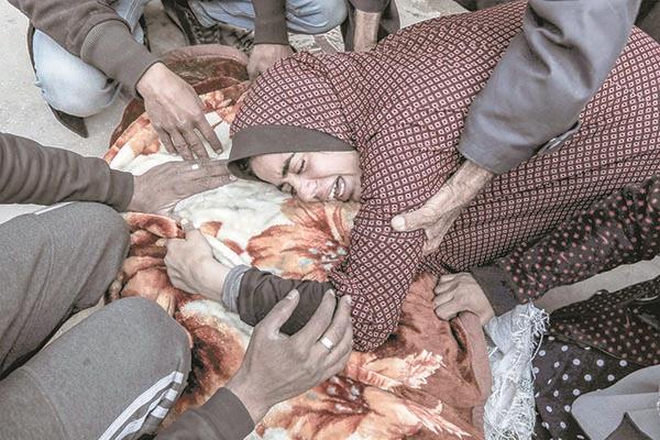 فلسطينية تبكى على فقدان أحد ذويها فى قصف إسرائيلى
