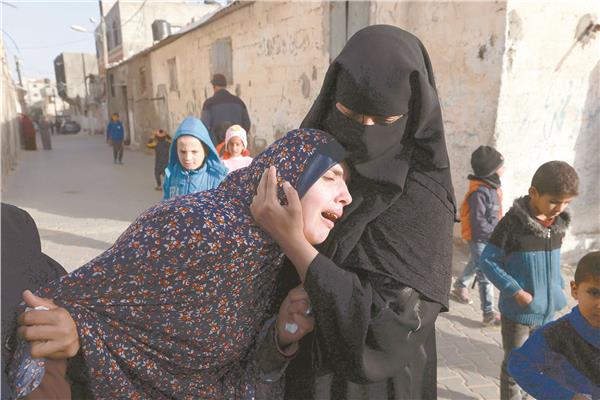 أم فلسطينية تبكى على فقدان طفليها التوأم ضحايا القصف الإسرائيلى برفح