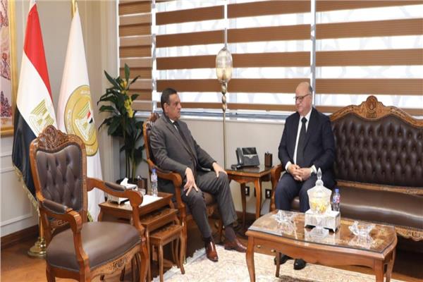 وزير التنمية المحلية يتابع مع محافظ القاهرة جهود توفير السلع الأساسية للمواطنين