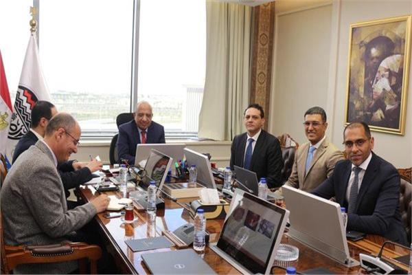وزير قطاع الأعمال العام يبحث مع تحالف مصري إيطالي تعظيم الاستفادة من خام الحديد