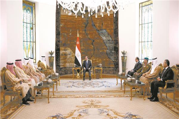 الرئيس عبدالفتاح السيسي خلال استقباله أمين عام مجلس الدفاع الأعلى بالبحرين