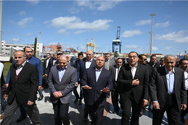  رئيس الوزراء يتفقد محطة "تحيا مصر" متعددة الأغراض بميناء الإسكندرية