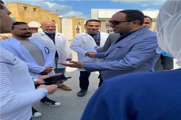الدكتور محمد شقوير وكيل وزارة الصحة بكفر الشيخ خلال جولة 