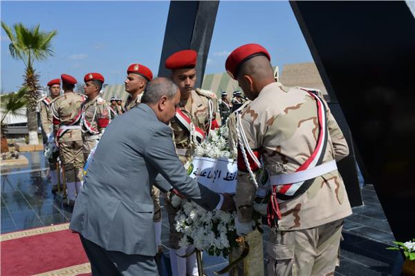 محافظ الإسماعيلية يضع إكليلًا من الزهور على النصب التذكاريِّ لشهداء الجيش الثاني الميداني 