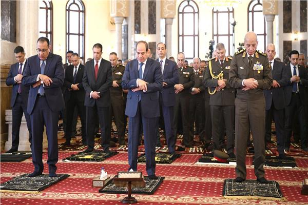 الرئيس السيسي وقادة القوات المسلحة خلال صلاة الجمعة