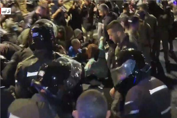 الشرطة الإسرائيلية تعتقل متظاهرين في احتجاجات تطالب باستقالة نتنياهو