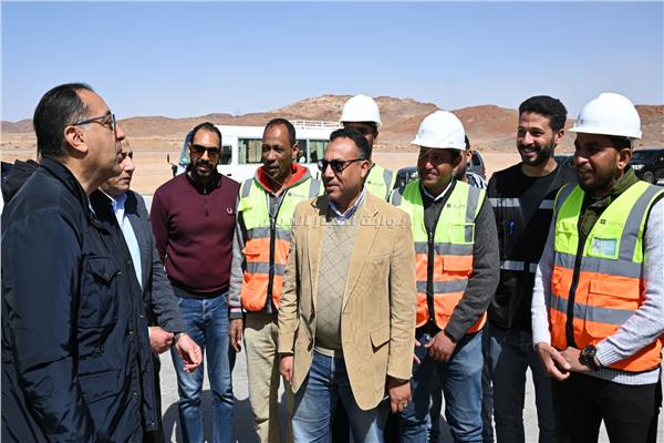 رئيس الوزراء يجرى حوارا مع العاملين بمشروع تطوير وتوسعة مطار سانت كاترين