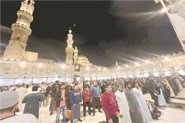 اقبال كبير من المصلين على تراويح الجامع الأزهر