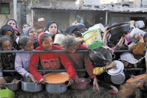 فلسطينيون ينتظرون الحصول على طعام قبل الإفطار فى رفح