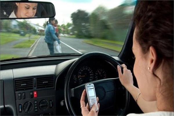 استخدام الموبايل أثناء القيادة