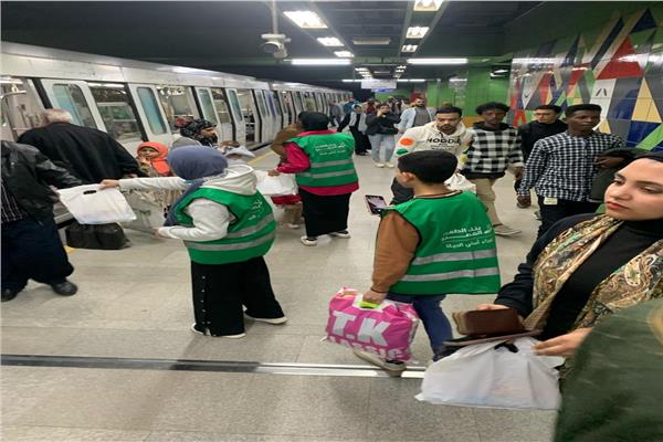 توزيع 5 آلاف وجبة خفيفة يوميآ لإفطار صائم في مترو الأنفاق