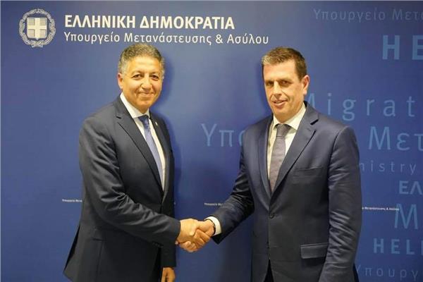 سفير مصر في أثينا يلتقي بوزير الهجرة واللجوء اليوناني 
