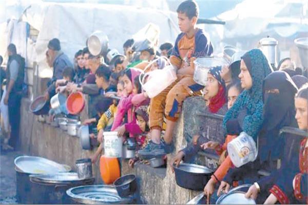 أطفال ونساء فلسطينيون يتزاحمون للحصول على الطعام