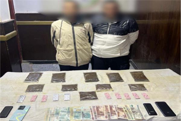 ضبط 5 عاطلين بحوزتهم مخدرات وأسلحة نارية بالقاهرة 