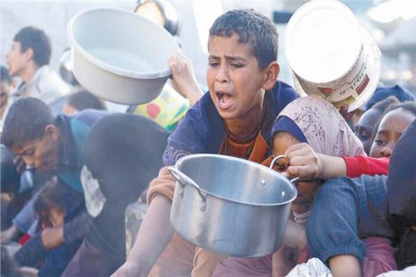 طفل فلسطيني ينتظر الحصول على طعام