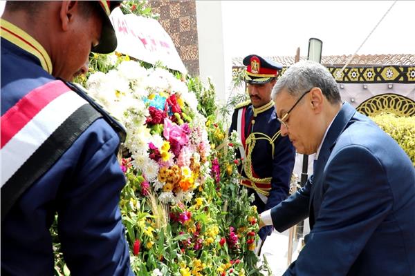 اللواء أسامة القاضي محافظ المنيا يضع إكليل من الزهور على النصب التذكاري للشهداء 