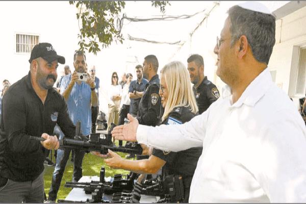 الوزير المتطرف بن غفير يسلم أسلحة للمستوطنين