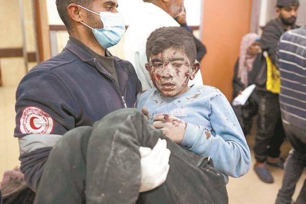 طفل فلسطينى مصاب بمستشفى شهداء الأقصى عقب القصف الإسرائيلى على مخيم النصيرات 