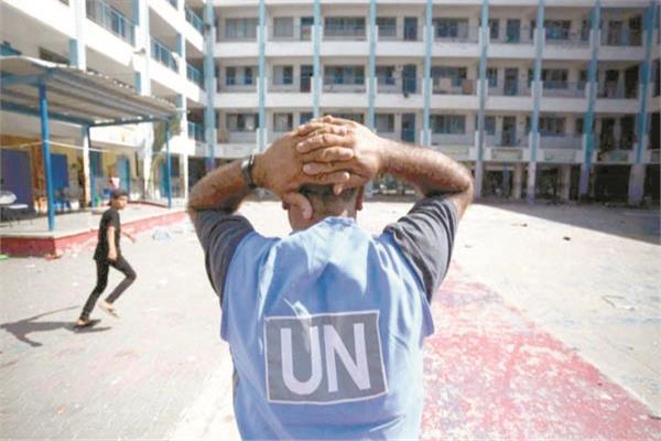أحد موظفى الأمم المتحدة فى ساحة مدرسة تديرها الأونروا فى غزة