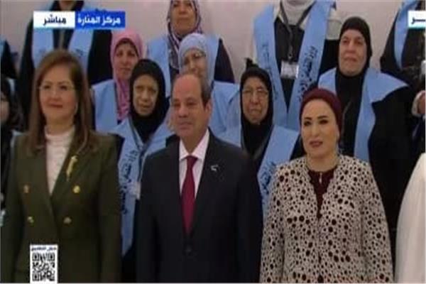 الرئيس عبد الفتاح السيسي يُكرم مجموعة من السيدات والامهات المكافحات