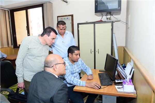 النعماني يتابع سير العمل بمركز الخدمات الإلكترونية