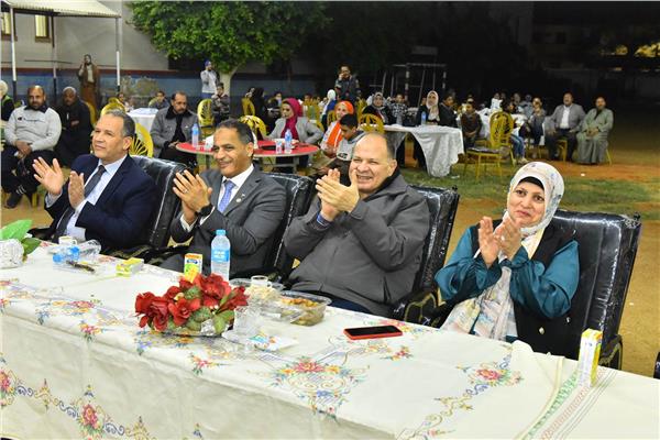 اللواء عصام سعد محافظ أسيوط خلال افطارًا جماعيًا احتفالاً بيوم اليتيم