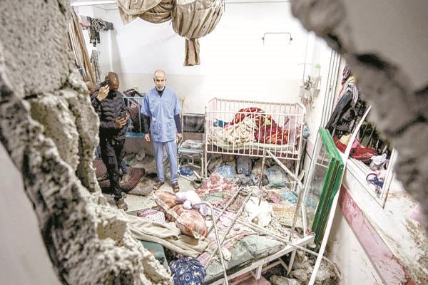 آثار الخراب والتدمير لمستشفي لمجمع ناصر الطبي جراء القصف الإسرائيلى