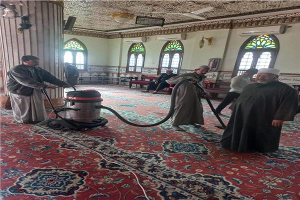استمرار حملة النظافة المكبرة بمساجد الاعتكاف