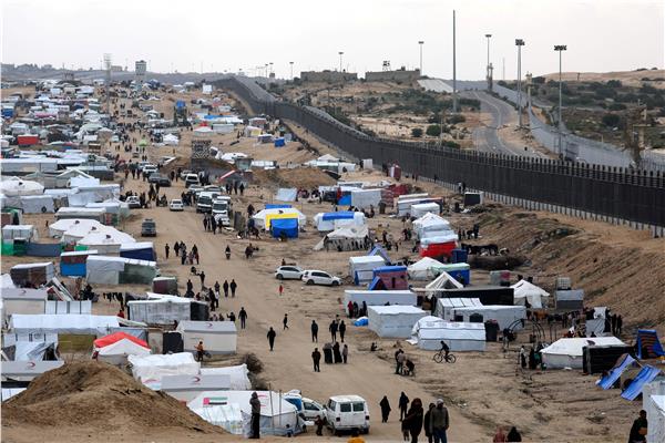 آلاف الفلسطينيين يكتظون داخل خيام فى رفح