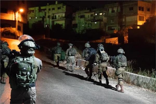 الاحتلال الإسرائيلي يقتحم مدينة نابلس ويعتقل شابًا شرق قلقيلية