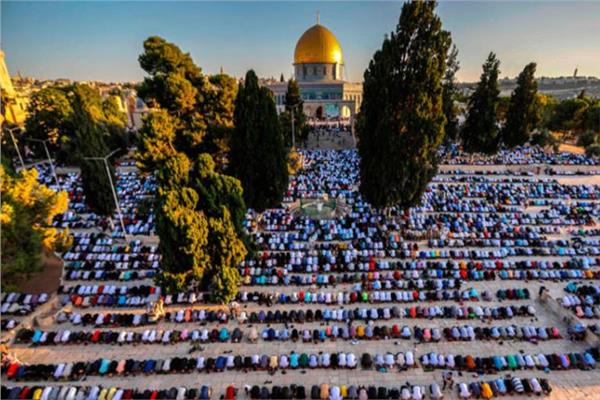 125 ألف فلسطيني يؤدون صلاة الجمعة بالمسجد الأقصى