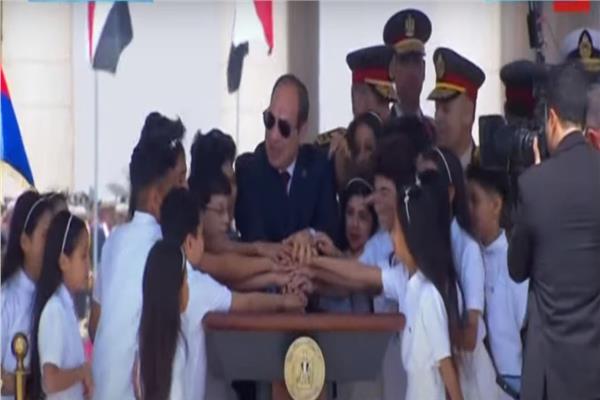 الرئيس السيسي خلال رفع العلم على أعلى ساري في العالم 