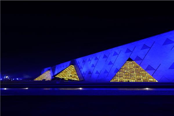 المتحف المصري الكبير يكتسي بلون طيف التوحد