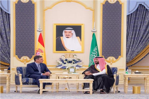 الأمير محمد بن سلمان ولي العهد السعودي وبيدرو سانشيث رئيس وزراء إسبانيا